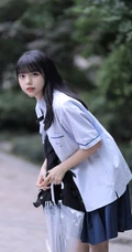 可爱清纯齐刘海黑直长发少女学生妹子手拿雨伞甜美街拍写真大图
