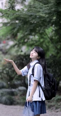 可爱清纯齐刘海黑直长发少女学生妹子手拿雨伞甜美街拍写真大图