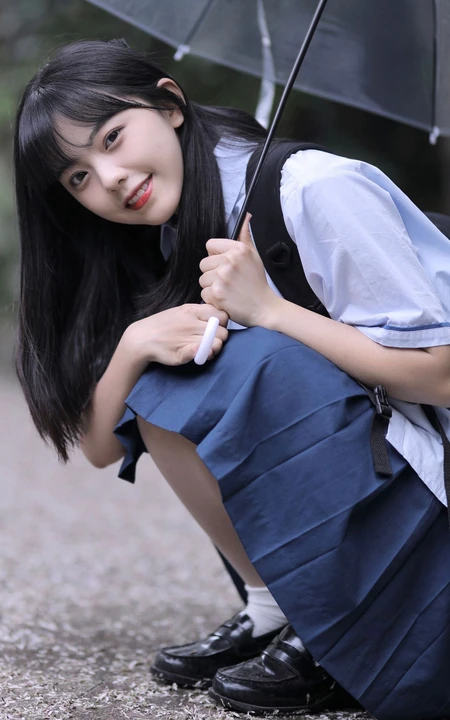 可爱清纯齐刘海黑直长发少女学生妹子手拿雨伞甜美街拍写真大图