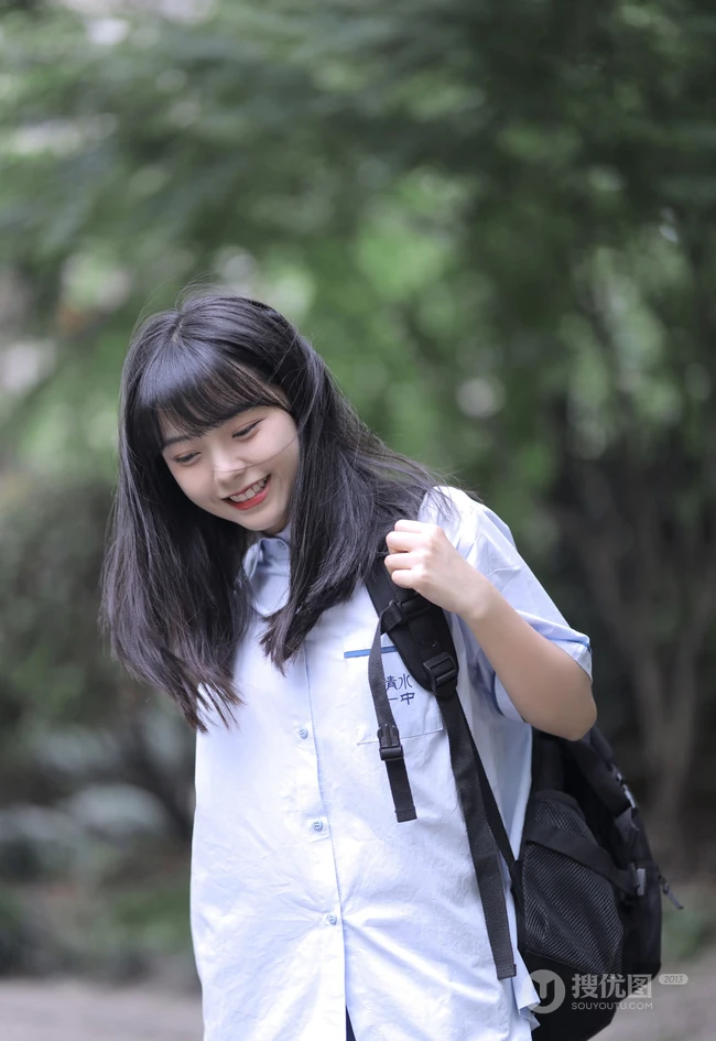 可爱清纯齐刘海黑直长发少女学生妹子手拿雨伞甜美街拍写真大图