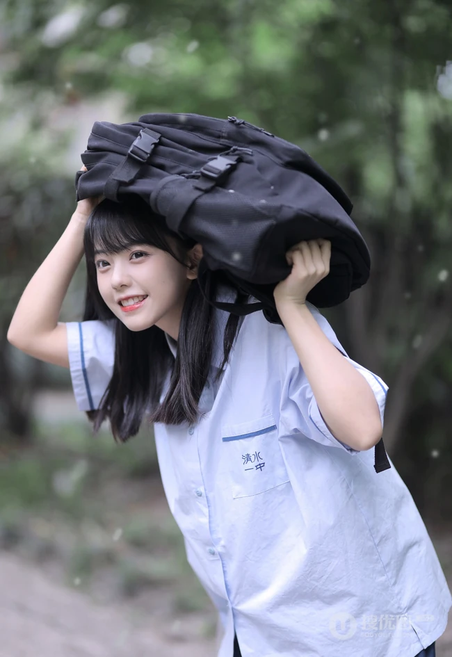 可爱清纯齐刘海黑直长发少女学生妹子手拿雨伞甜美街拍写真大图