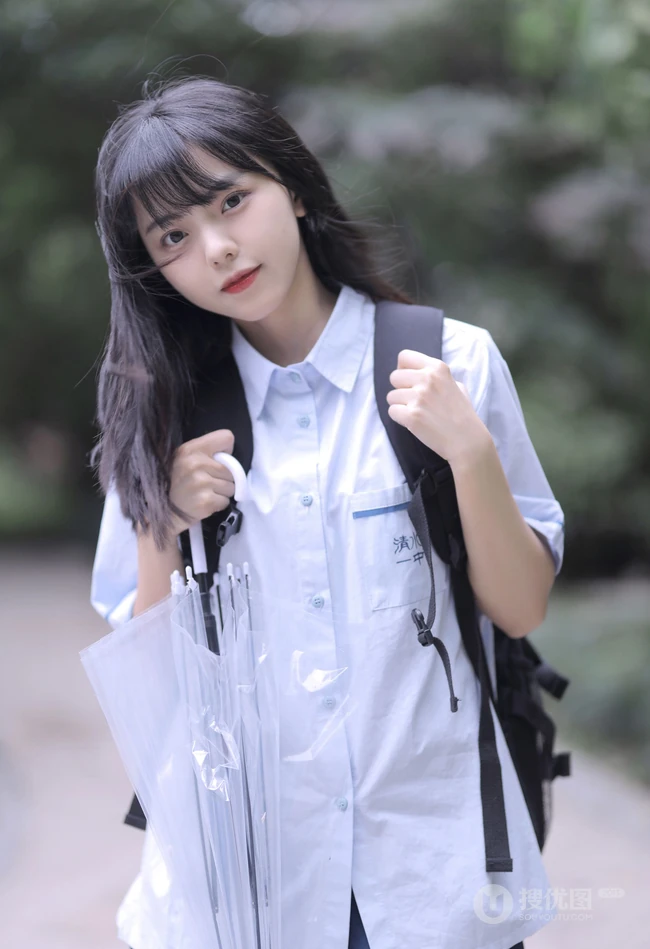 可爱清纯齐刘海黑直长发少女学生妹子手拿雨伞甜美街拍写真大图