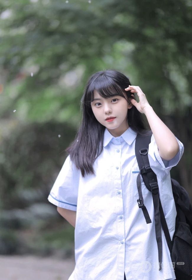 可爱清纯齐刘海黑直长发少女学生妹子手拿雨伞甜美街拍写真大图
