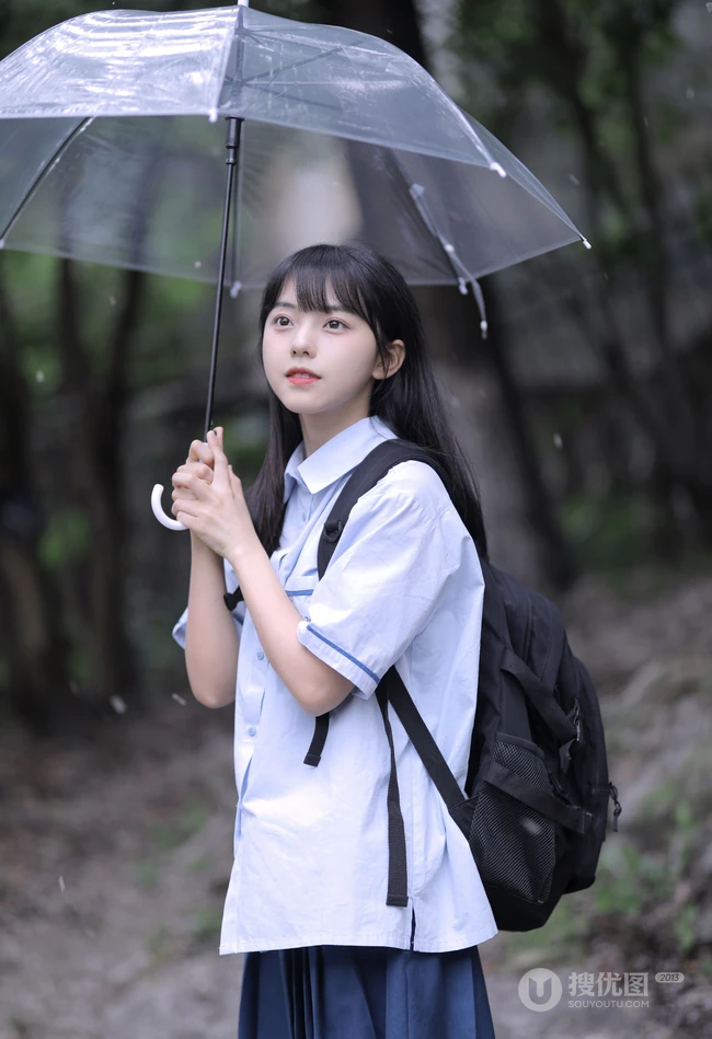 可爱清纯齐刘海黑直长发少女学生妹子手拿雨伞甜美街拍写真大图
