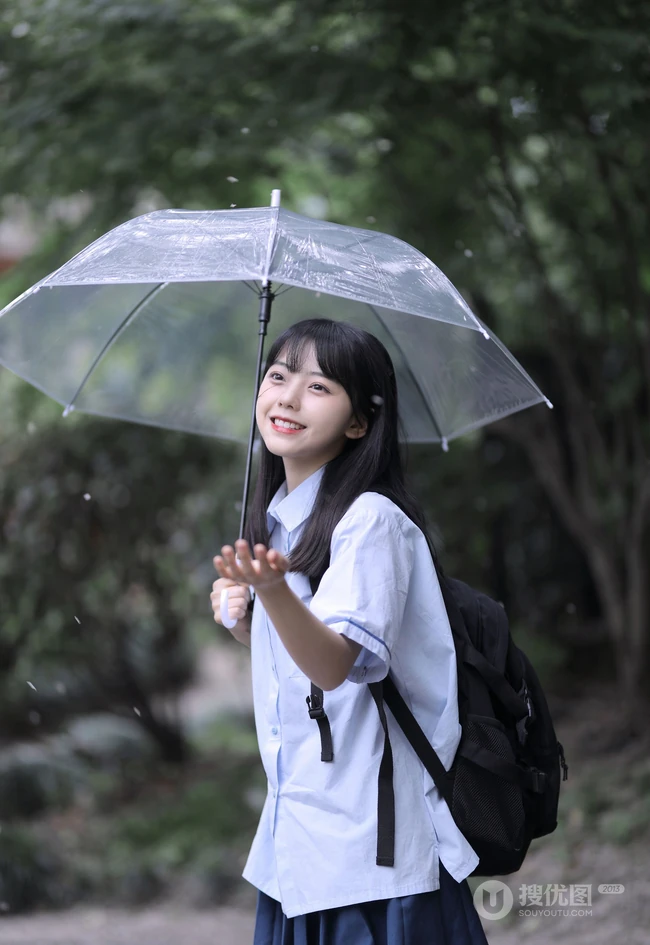 可爱清纯齐刘海黑直长发少女学生妹子手拿雨伞甜美街拍写真大图