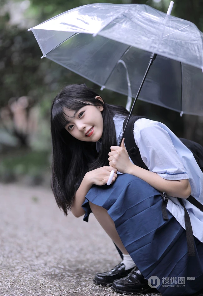 可爱清纯齐刘海黑直长发少女学生妹子手拿雨伞甜美街拍写真大图