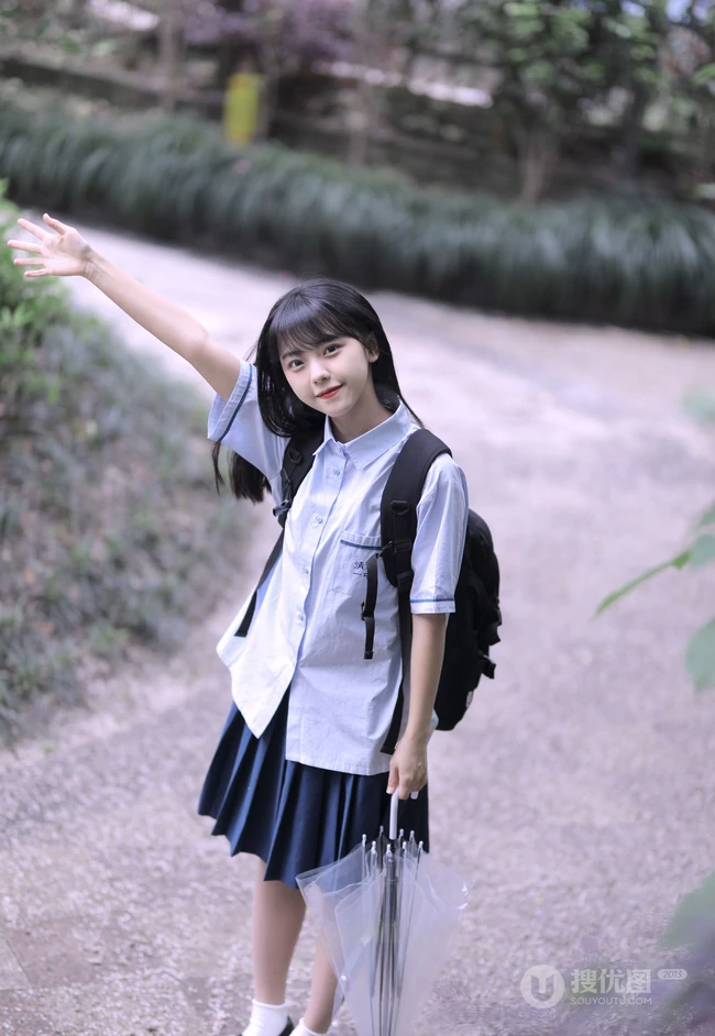可爱清纯齐刘海黑直长发少女学生妹子手拿雨伞甜美街拍写真大图