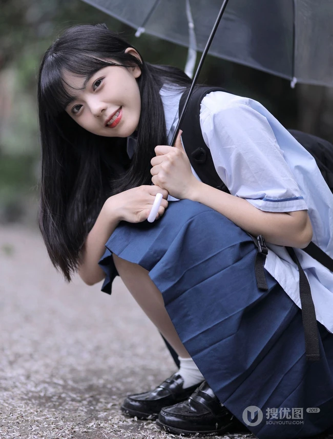 可爱清纯齐刘海黑直长发少女学生妹子手拿雨伞甜美街拍写真大图