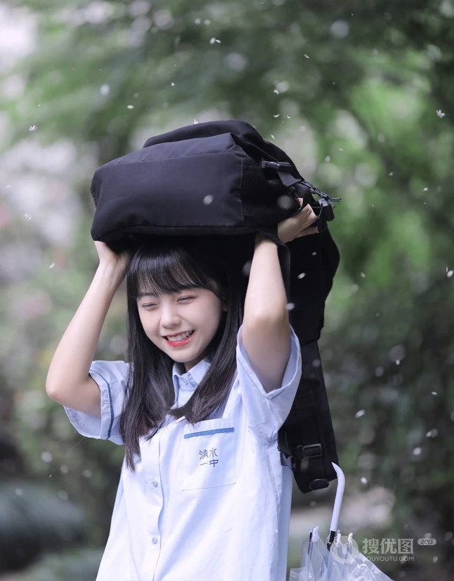 可爱清纯齐刘海黑直长发少女学生妹子手拿雨伞甜美街拍写真大图