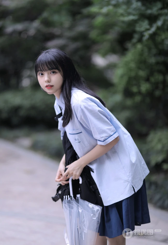 可爱清纯齐刘海黑直长发少女学生妹子手拿雨伞甜美街拍写真大图