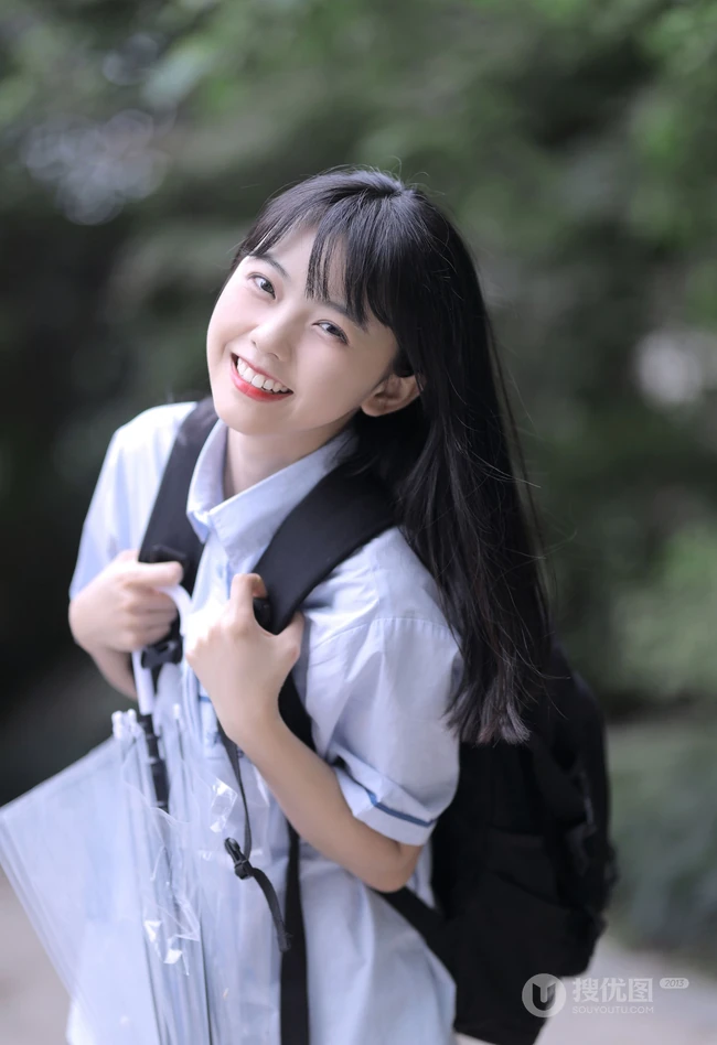 可爱清纯齐刘海黑直长发少女学生妹子手拿雨伞甜美街拍写真大图