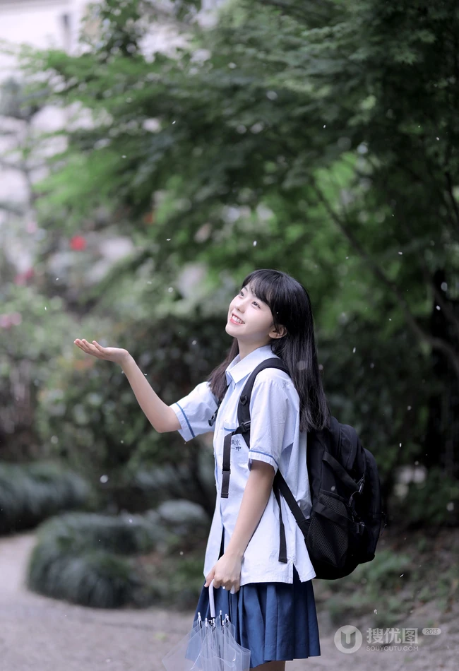 可爱清纯齐刘海黑直长发少女学生妹子手拿雨伞甜美街拍写真大图