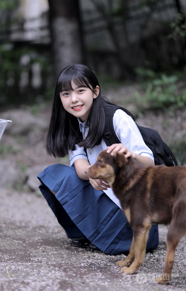 可爱清纯齐刘海黑直长发少女学生妹子手拿雨伞甜美街拍写真大图