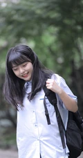 可爱清纯齐刘海黑直长发少女学生妹子手拿雨伞甜美街拍写真大图