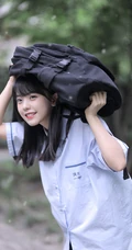 可爱清纯齐刘海黑直长发少女学生妹子手拿雨伞甜美街拍写真大图