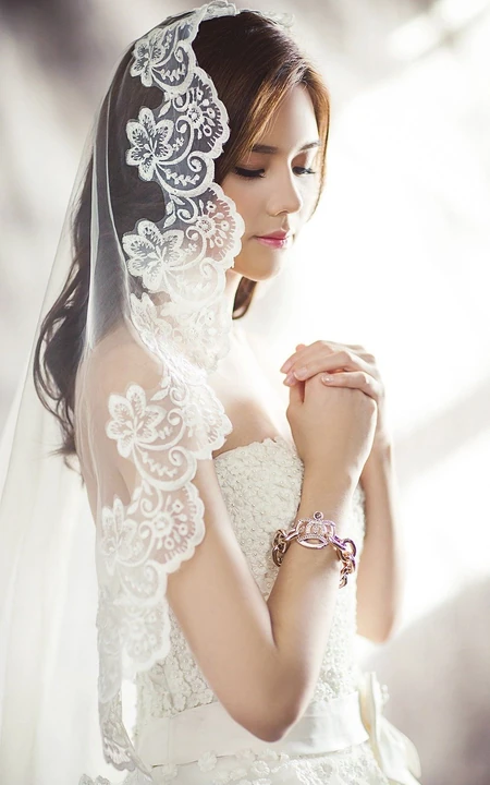 穿婚纱的欧美漂亮新娘子双手抱拳祈祷唯美高清手机壁纸图片
