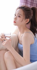 浅粉苗条马尾辫漂亮少女肩带蓝衣背心短裤浴缸解暑高清写真大图