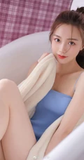 浅粉苗条马尾辫漂亮少女肩带蓝衣背心短裤浴缸解暑高清写真大图