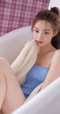 浅粉苗条马尾辫漂亮少女肩带蓝衣背心短裤浴缸解暑高清写真大图