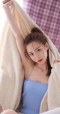 浅粉苗条马尾辫漂亮少女肩带蓝衣背心短裤浴缸解暑高清写真大图