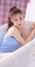 浅粉苗条马尾辫漂亮少女肩带蓝衣背心短裤浴缸解暑高清写真大图