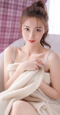 浅粉苗条马尾辫漂亮少女肩带蓝衣背心短裤浴缸解暑高清写真大图
