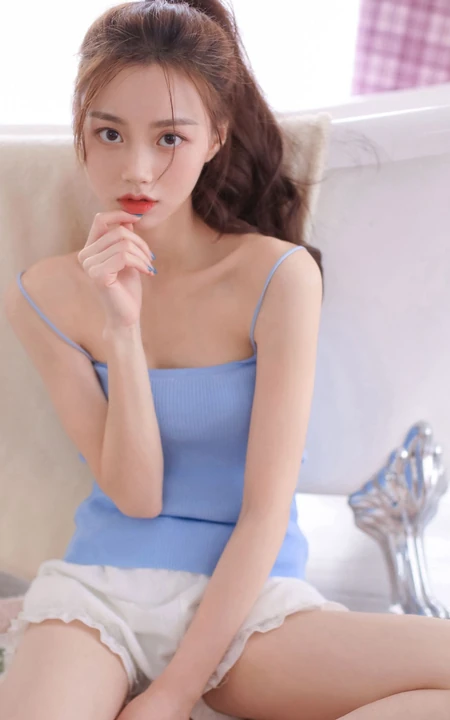 浅粉苗条马尾辫漂亮少女肩带蓝衣背心短裤浴缸解暑高清写真大图