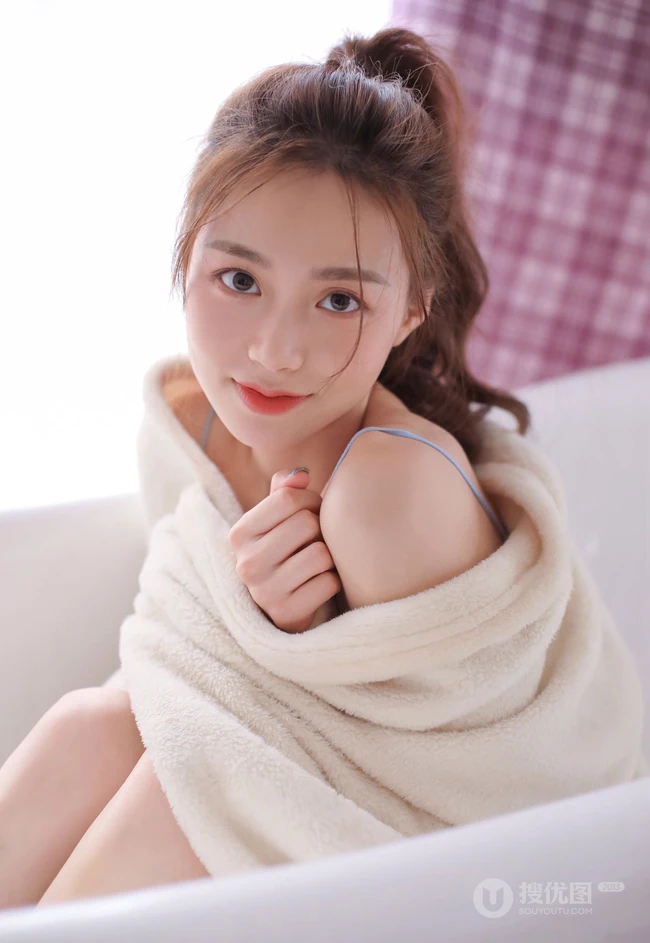 浅粉苗条马尾辫漂亮少女肩带蓝衣背心短裤浴缸解暑高清写真大图