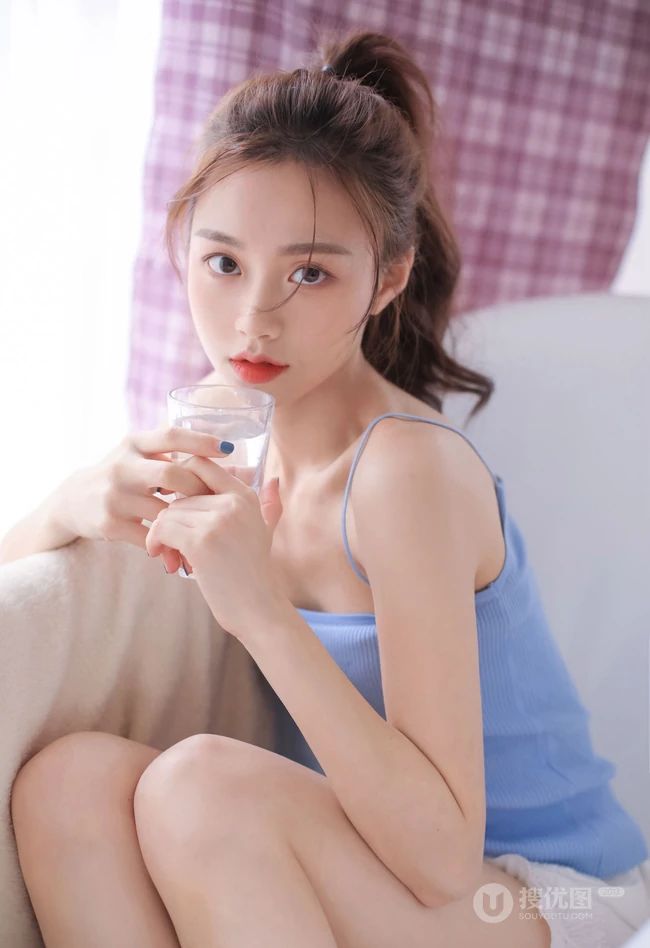 浅粉苗条马尾辫漂亮少女肩带蓝衣背心短裤浴缸解暑高清写真大图