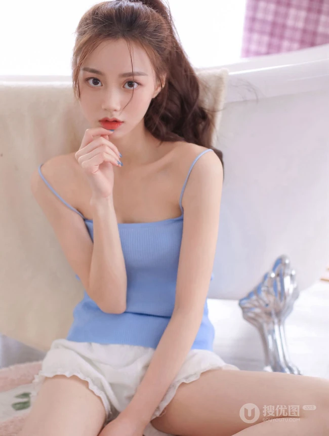 浅粉苗条马尾辫漂亮少女肩带蓝衣背心短裤浴缸解暑高清写真大图