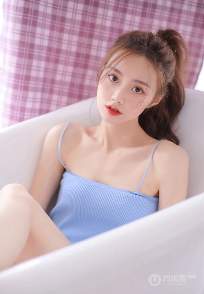 浅粉苗条马尾辫漂亮少女肩带蓝衣背心短裤浴缸解暑高清写真大图