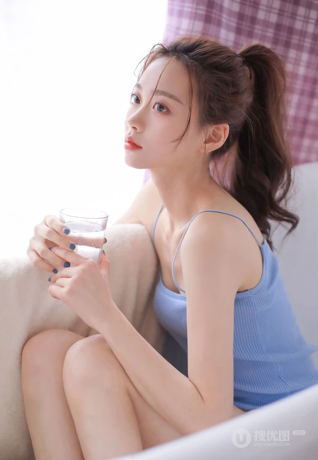 浅粉苗条马尾辫漂亮少女肩带蓝衣背心短裤浴缸解暑高清写真大图