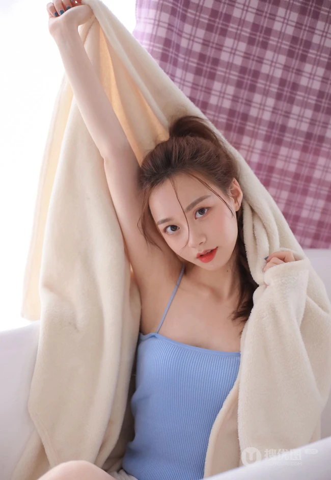 浅粉苗条马尾辫漂亮少女肩带蓝衣背心短裤浴缸解暑高清写真大图