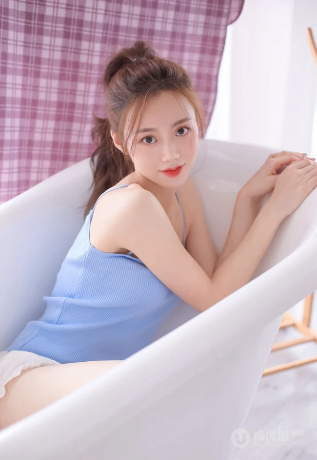 浅粉苗条马尾辫漂亮少女肩带蓝衣背心短裤浴缸解暑高清写真大图