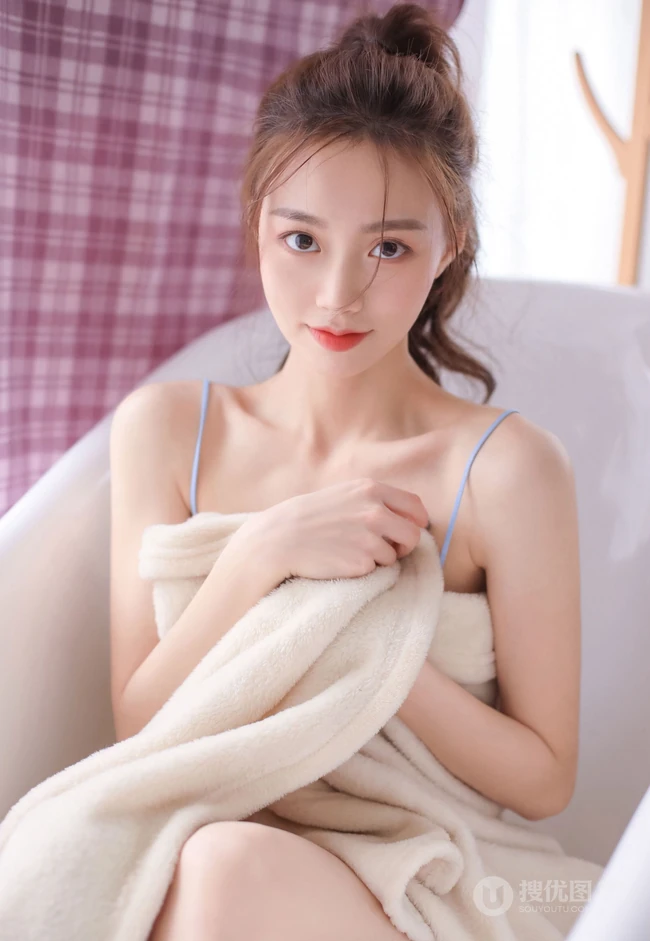 浅粉苗条马尾辫漂亮少女肩带蓝衣背心短裤浴缸解暑高清写真大图