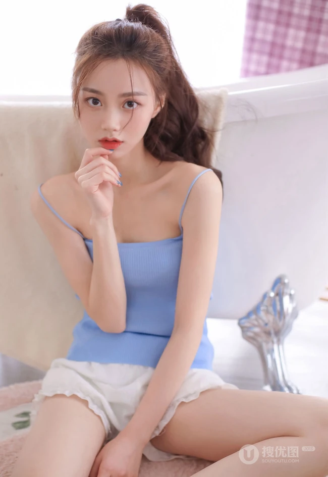 浅粉苗条马尾辫漂亮少女肩带蓝衣背心短裤浴缸解暑高清写真大图