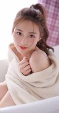 浅粉苗条马尾辫漂亮少女肩带蓝衣背心短裤浴缸解暑高清写真大图
