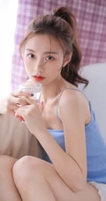 浅粉苗条马尾辫漂亮少女肩带蓝衣背心短裤浴缸解暑高清写真大图