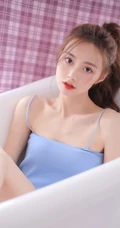 浅粉苗条马尾辫漂亮少女肩带蓝衣背心短裤浴缸解暑高清写真大图