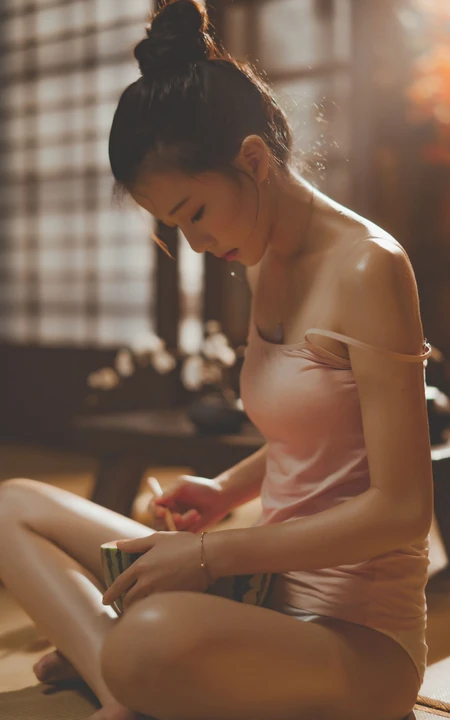 香肩，锁骨，侧颜美人，席地吃西瓜的苗条可人丸子头美女手机壁纸图片
