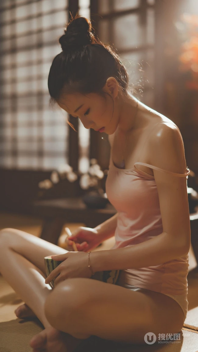 香肩，锁骨，侧颜美人，席地吃西瓜的苗条可人丸子头美女手机壁纸图片