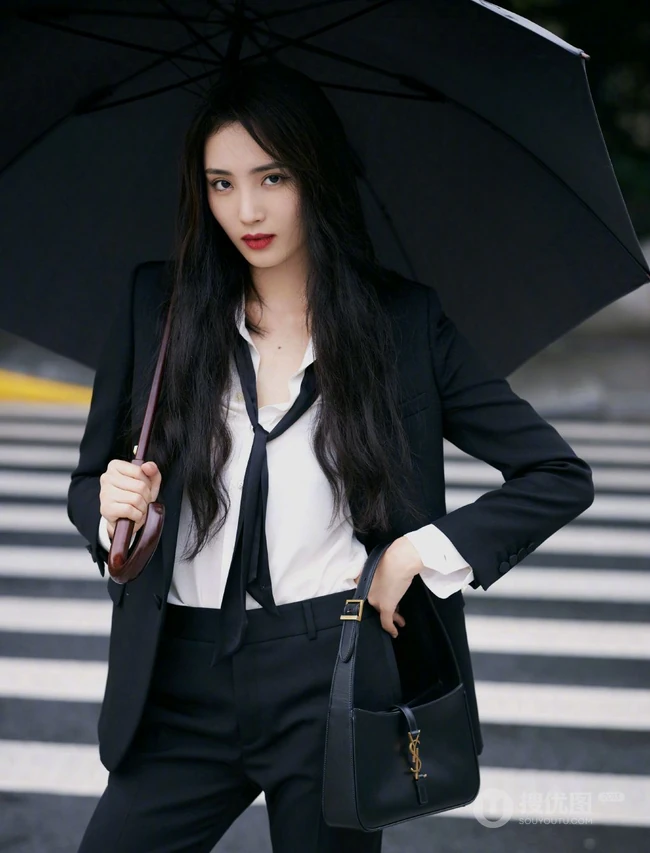 王紫璇酷靓经典黑白吸烟装街拍图片