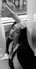王紫璇酷靓经典黑白吸烟装街拍图片
