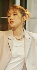 孟美岐浅灰皮质西装套装短裤搭配利落丸子头美拍写真照