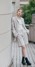 孟美岐浅灰皮质西装套装短裤搭配利落丸子头美拍写真照