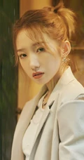 孟美岐浅灰皮质西装套装短裤搭配利落丸子头美拍写真照
