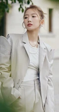 孟美岐浅灰皮质西装套装短裤搭配利落丸子头美拍写真照