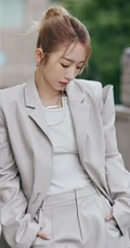 孟美岐浅灰皮质西装套装短裤搭配利落丸子头美拍写真照