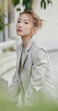 孟美岐浅灰皮质西装套装短裤搭配利落丸子头美拍写真照