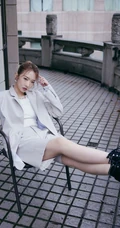 孟美岐浅灰皮质西装套装短裤搭配利落丸子头美拍写真照
